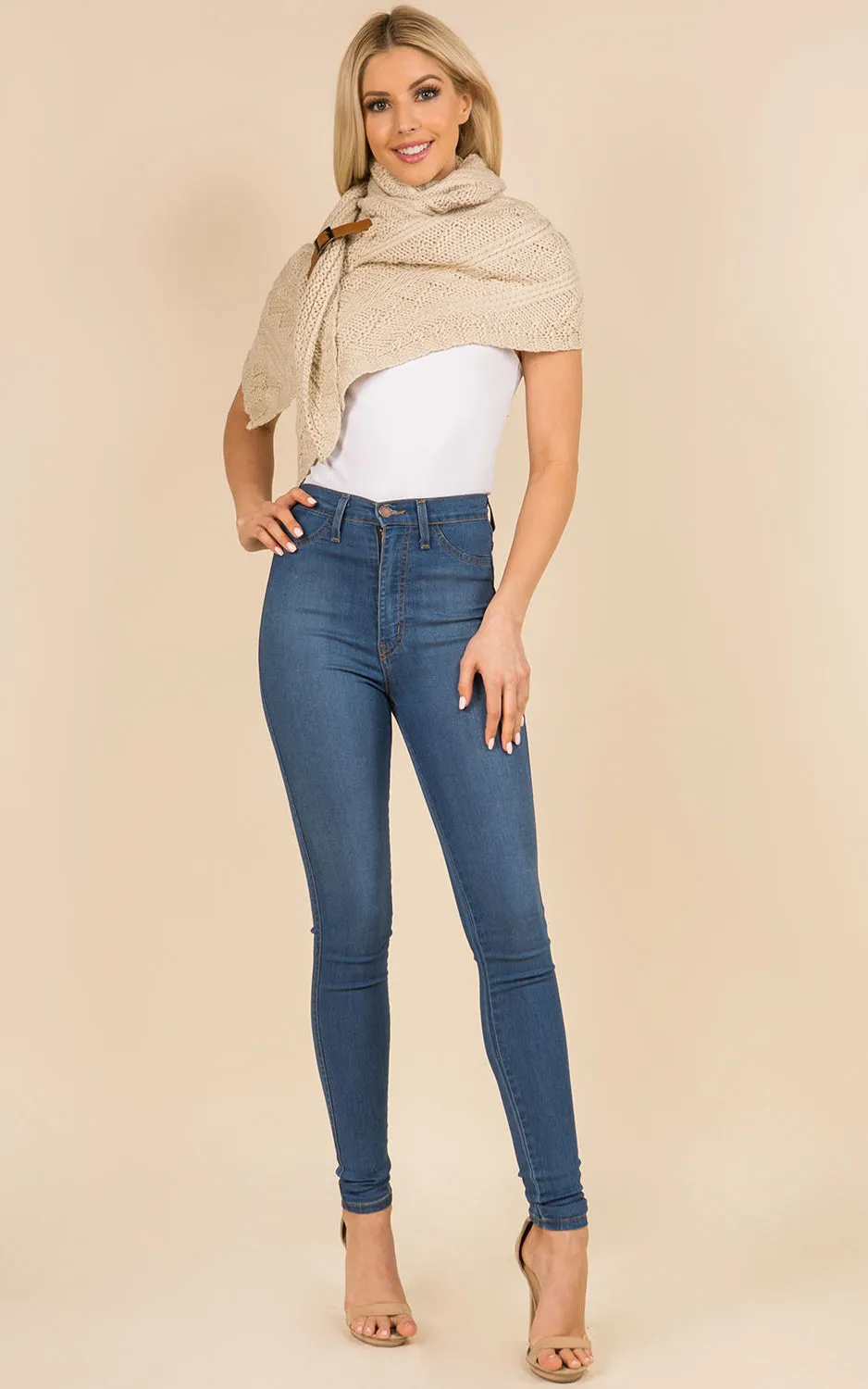 SA3318 Cable Knit Shawl w/veg Leather Buckle